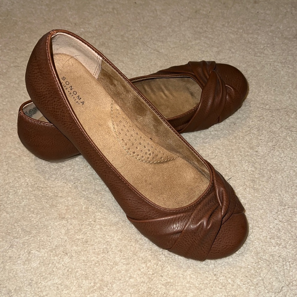 Sonoma comfort sole flat ladies shoes. Color is brown, size 7.5 Med. Like new